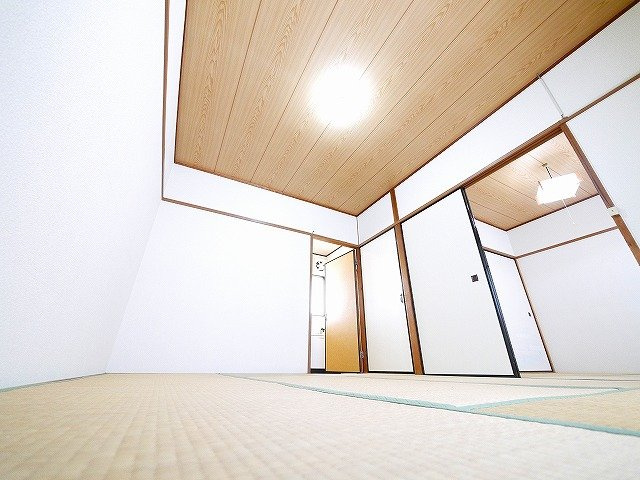 栄宏マンションの居間・リビング|明るい居間で団らんの時間をいかがでしょうか