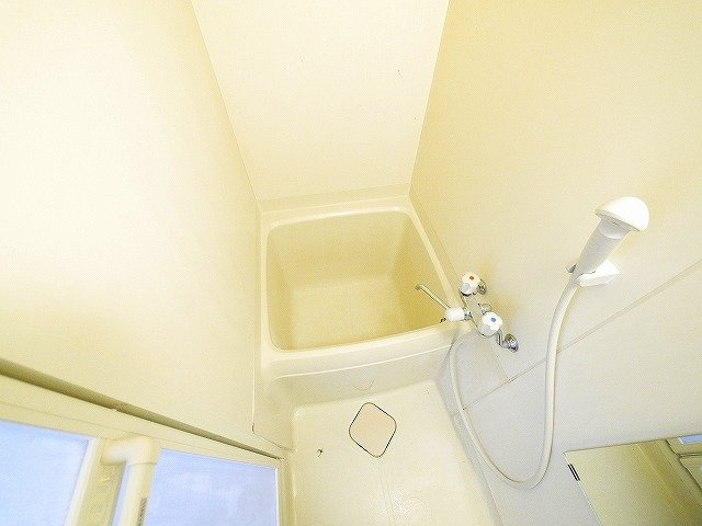 栄宏マンションの浴室|コンパクトできれいなお風呂です