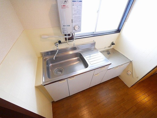 栄宏マンションのキッチン|作業台が大きく使いやすいキッチンです