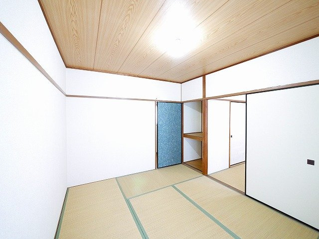 栄宏マンションの和室|収納スペースも確保されています