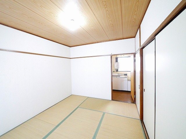 栄宏マンションの和室|日当たりが良く明るいお部屋です