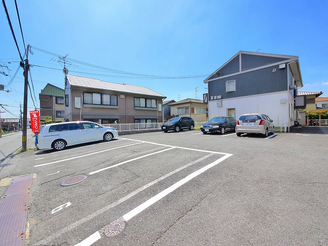 メゾン法蓮Bの駐車場