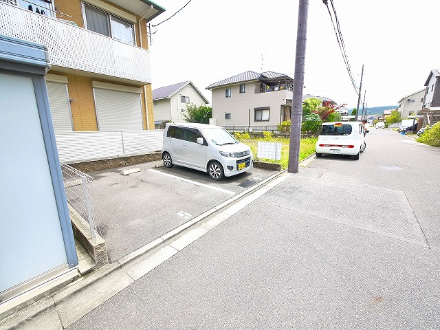 ルミエール木津南の駐車場