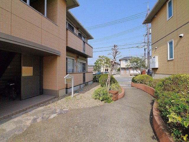 クレストタウンAのエントランス|毎日通るエントランスはこのようになっています