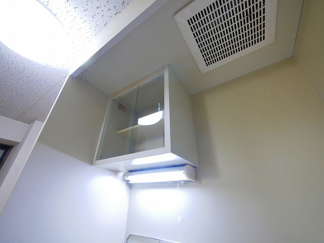 リヴィエールナッツパティオのキッチン|キッチン上部の収納です