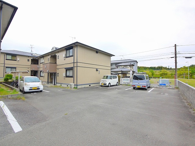 ファミール州見　A棟の駐車場|駐車場があるので、車を買う予定の方も安心です