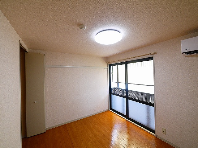 コスモスハイツの洋室