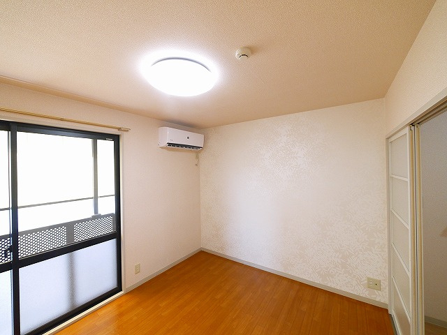 コスモスハイツの洋室