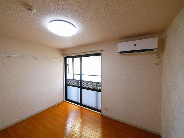 コスモスハイツの洋室