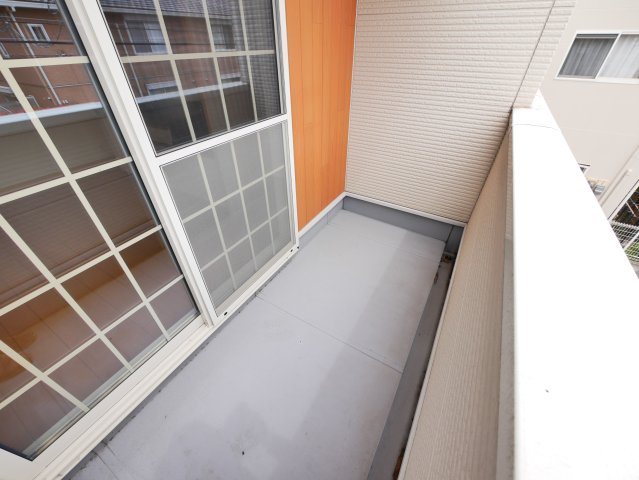 エレガンシアのバルコニー|暖かな日差しのふりそそぐバルコニー