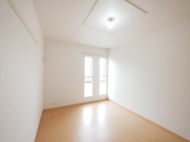 エレガンシアの寝室|広くて明るい寝室