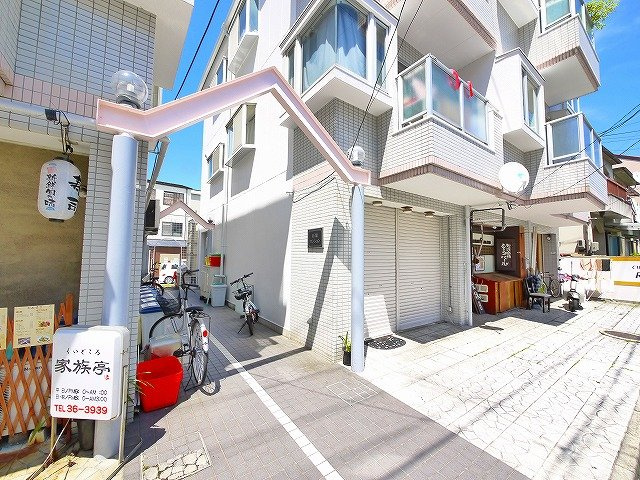 石原マンションのエントランス