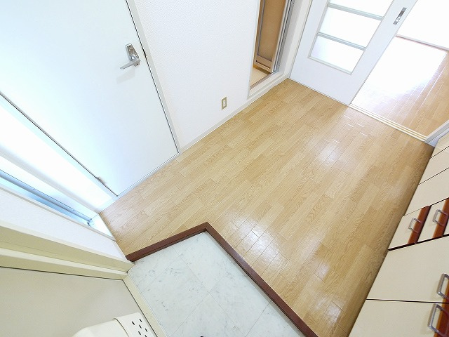 石原マンションの玄関