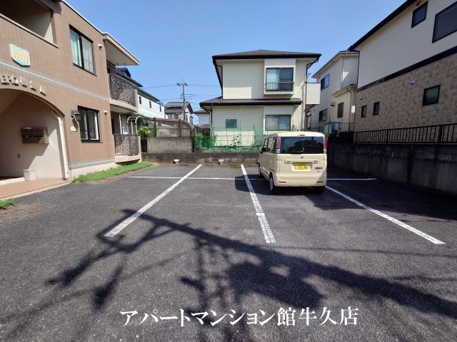 ヒーロー1番館の駐車場