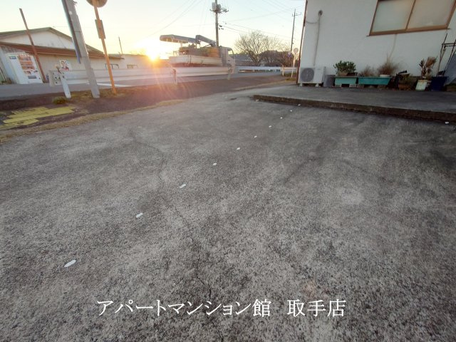 フラット青柳の駐車場