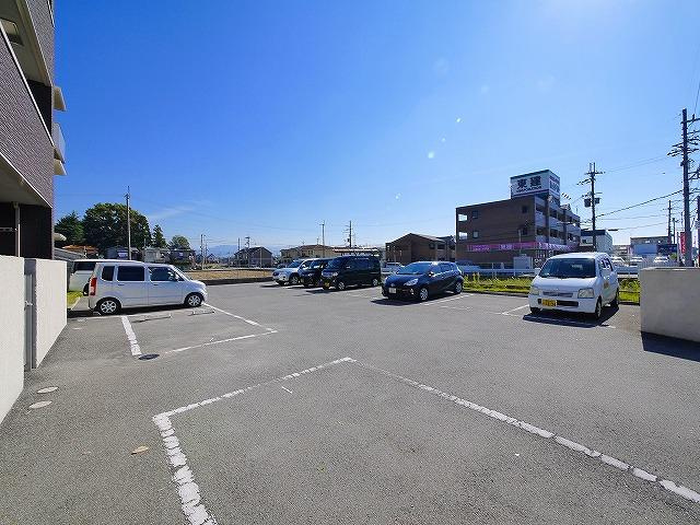 カドデュ　ソレイユの駐車場|カースペースがあります