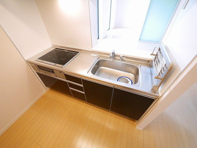 カドデュ　ソレイユのキッチン|IHコンロ3口付きのシステムキッチン