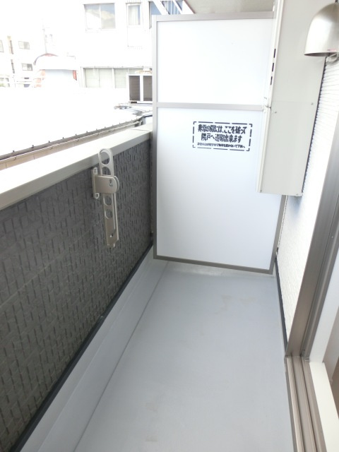 大阪市西淀川区御幣島４丁目のアパートのバルコニー
