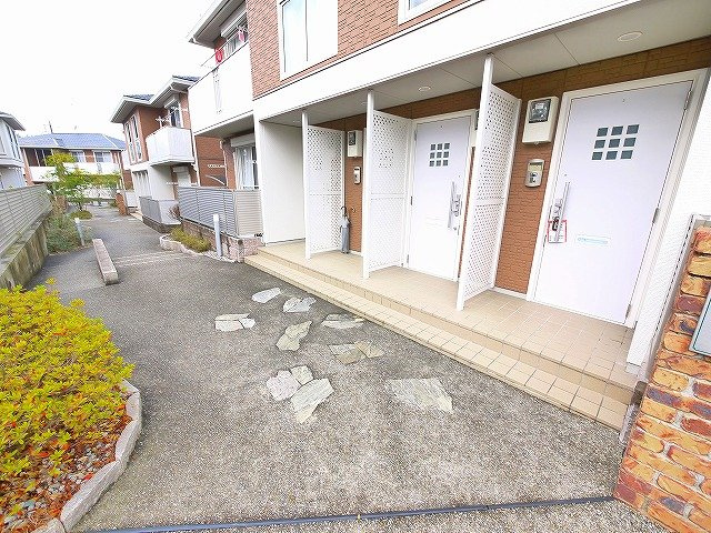 ラフィネ梅美台Dのエントランス|ゆとりのあるエントランスです