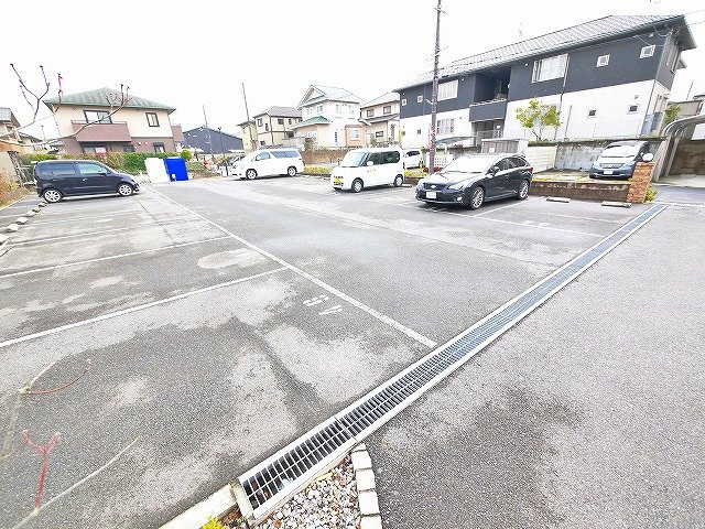 ラフィネ梅美台Dの駐車場|駐車場です