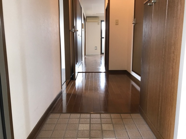 メゾンリヴィエールの玄関