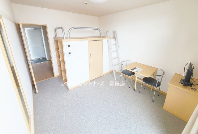 【居間・リビング】 | コスモMK | 1階はフローリング、2階以上はカーペットタイプとなります。