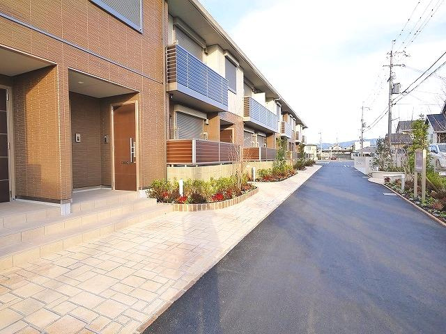 シャーメゾン石見のその他共用部分|落ち着いた玄関回りです