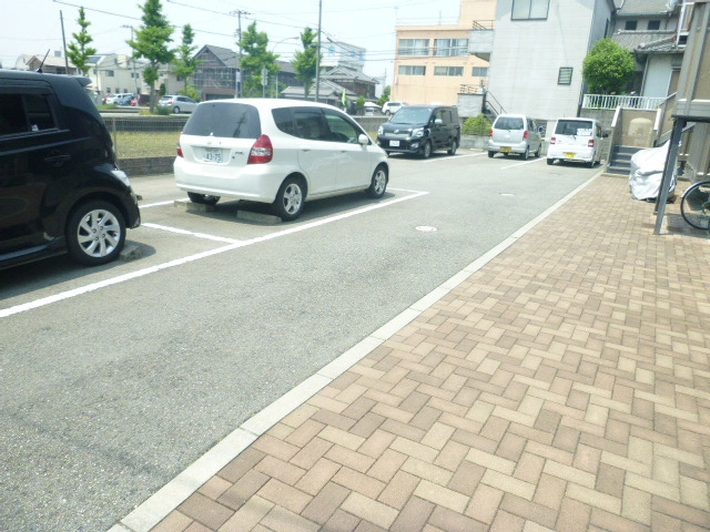 フルーレの駐車場