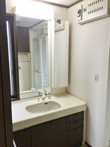 南横川一戸建の独立洗面台
