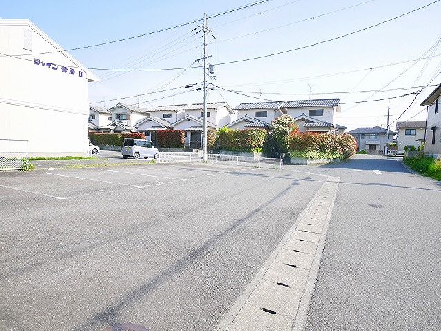 シャイン菅原の駐車場