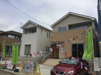 【外観】 | さいたま市緑区松木3丁目　新築分譲住宅全2棟　カースペース並列3台　敷地広々44坪　南西６M公道