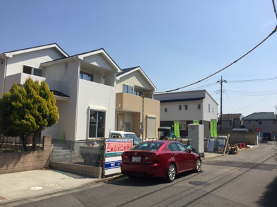 【前面道路含む現地写真】 | さいたま市緑区松木3丁目　新築分譲住宅全2棟　カースペース並列3台　敷地広々44坪　南西６M公道