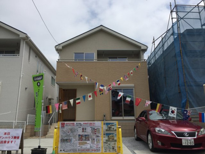 【外観】 | さいたま市緑区松木3丁目　新築分譲住宅全2棟　カースペース並列3台　敷地広々44坪　南西６M公道