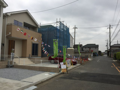 【前面道路含む現地写真】 | さいたま市緑区松木3丁目　新築分譲住宅全2棟　カースペース並列3台　敷地広々44坪　南西６M公道
