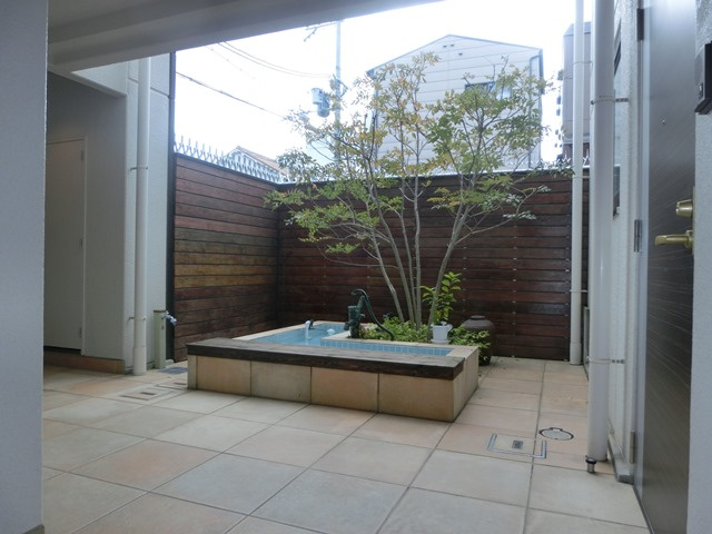 大阪市淀川区新高２丁目の賃貸マンションのエントランス