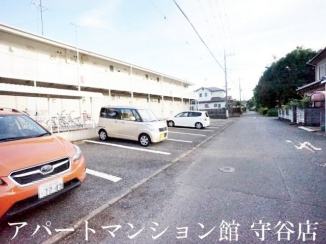ヴィラ新守谷の駐車場