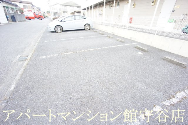 ヴィラ新守谷の駐車場