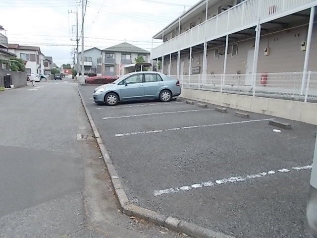 ヴィラ新守谷の駐車場