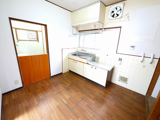 大西邸の居間・リビング|ご家族で団らん出来キッチンスペースです。