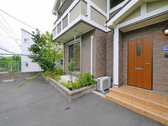 鹿ノ台戸建Aのエントランス|ゆとりのあるエントランスです