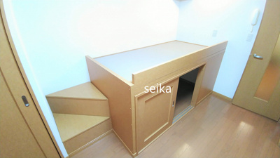 【設備】 | クンプウ | キッチンエリア：小さな収納棚があり。冷蔵庫・電子レンジ付き。