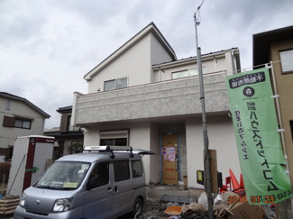 【外観】 | 緑豊かな高台の南道路に面する、大型5LDKプラン採用のカースペース並列2台の長期優良住宅です。
