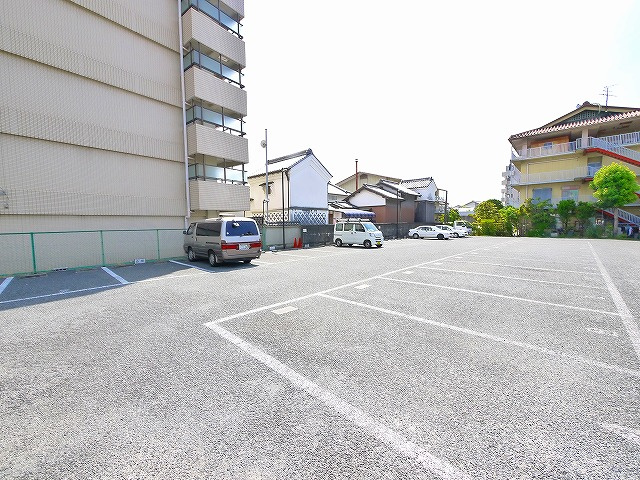 楠本第二ビルの駐車場|カースペースがあります