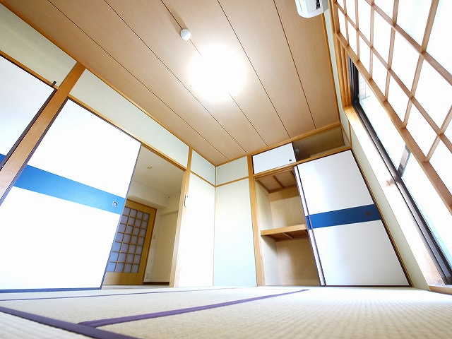 楠本第二ビルの寝室|開放的な寝室です