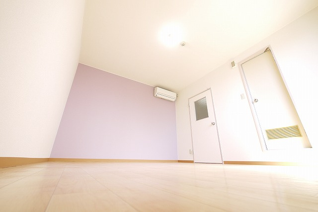 コーポ諏訪柳町の洋室|コンパクトで使いやすい洋室です