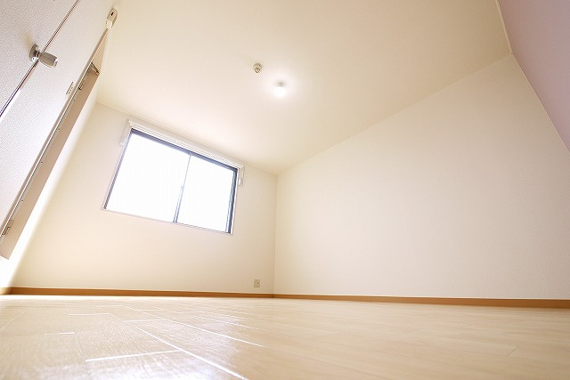 コーポ諏訪柳町の洋室|広々とした洋室です