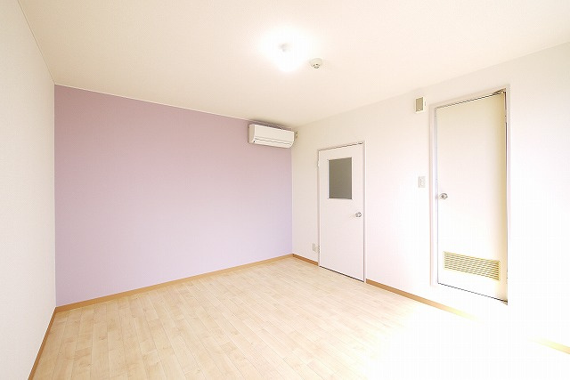 コーポ諏訪柳町の居間・リビング|広々とした洋室です