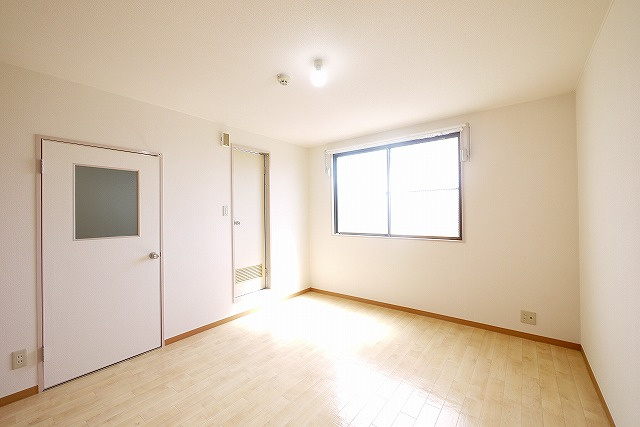 コーポ諏訪柳町の寝室|広くて明るい寝室