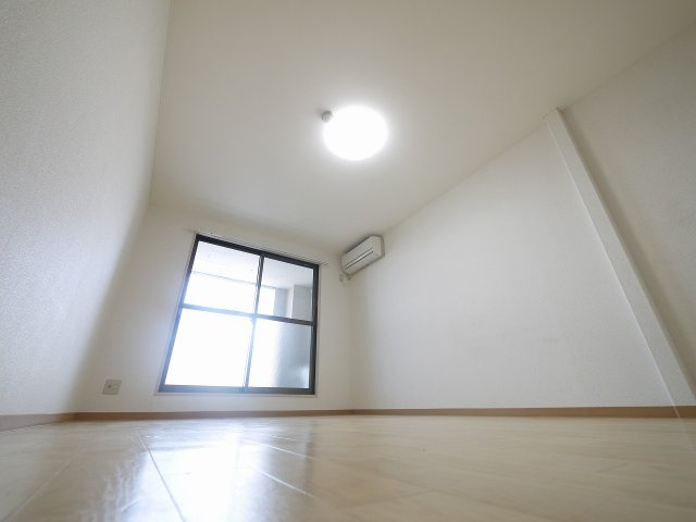 コーポ諏訪柳町の洋室|コンパクトで使いやすい洋室です