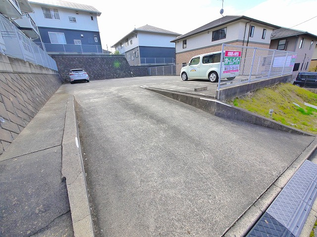 ハイツ　さくらEの駐車場